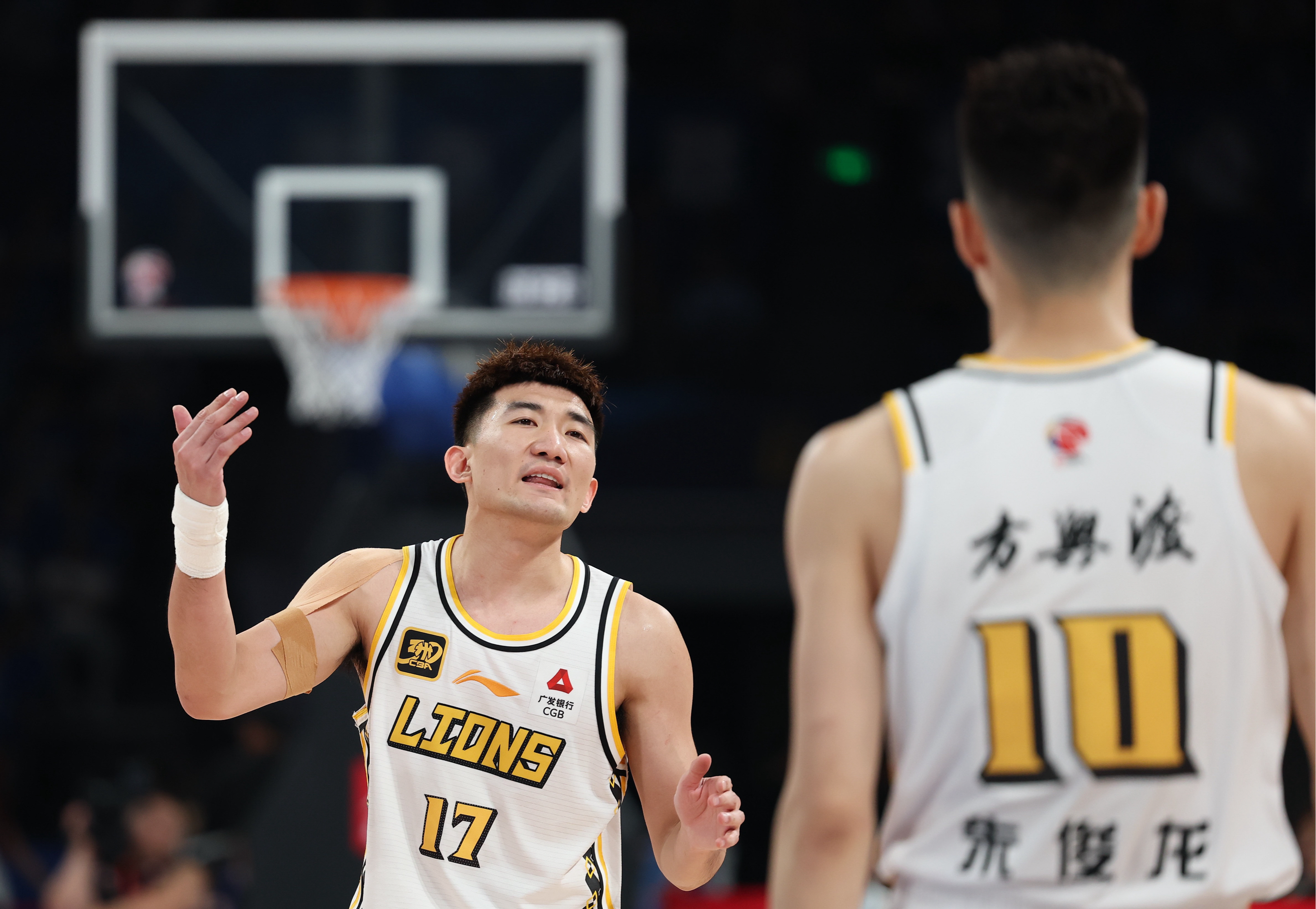 包含CBA总决赛即将打响，冠军归属成谜的词条