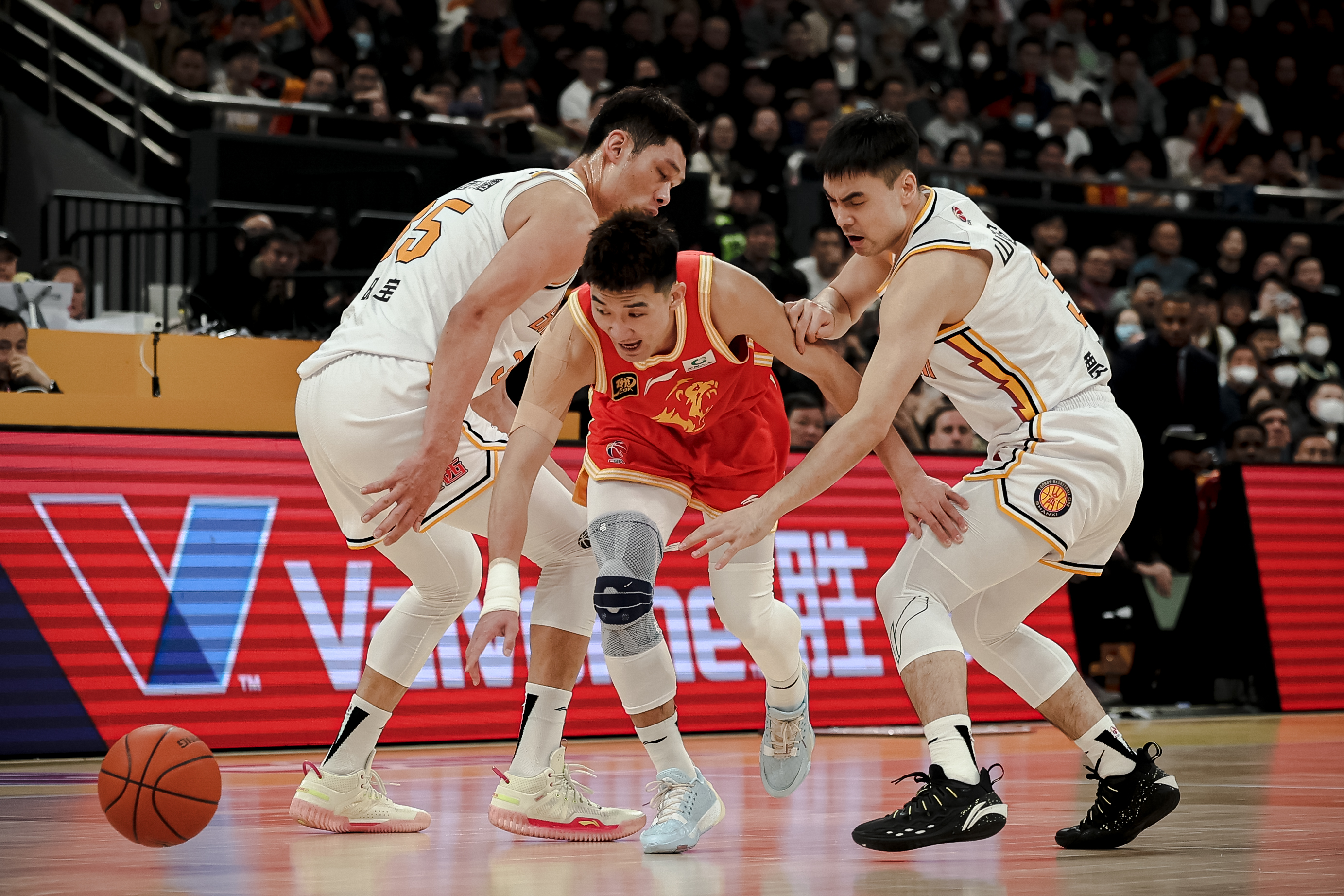 浙江队力克马刺，郭艾伦扛起全队